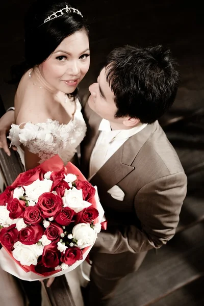 Groom looking at bride — Stock Photo, Image