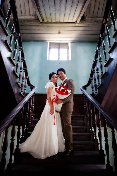 Mariée et marié debout à l'intérieur de l'échelle du vieux bâtiment — Photo