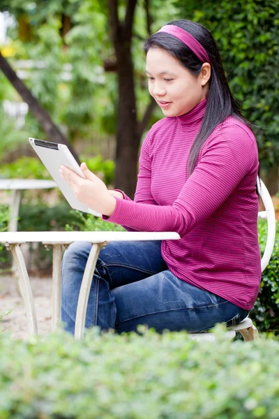 Mujer trabajadora Tablet —  Fotos de Stock