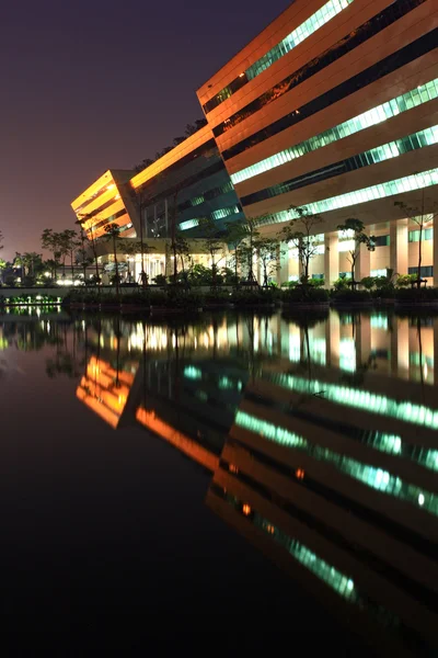 Окружной избирательный округ Бангкока 20: часть здания государственного комплекса светит в районе D — стоковое фото