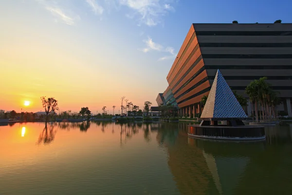 Bangkok Dec 20: solnedgång på regeringens Complex i skymningen i Bangkok — Stockfoto