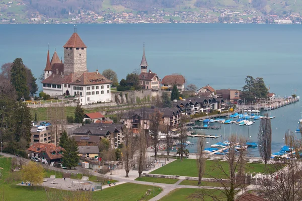 Spiez kostel s Thunském Švýcarsko pohled shora — Stock fotografie