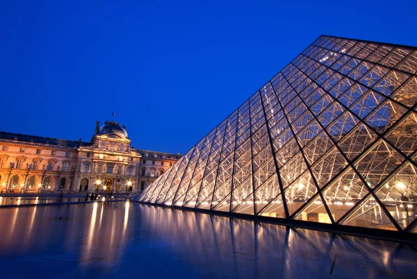 Крупный план пирамиды Лувра — стоковое фото