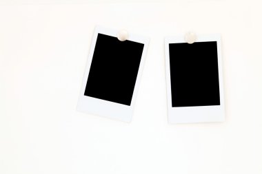 izole iki boş polaroids çerçeve