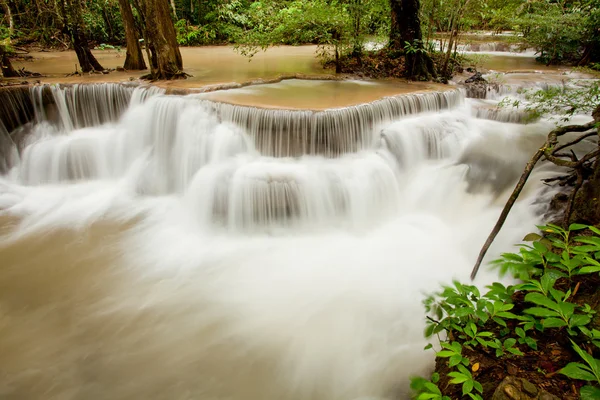 Tropikalnym wodospadem — Zdjęcie stockowe