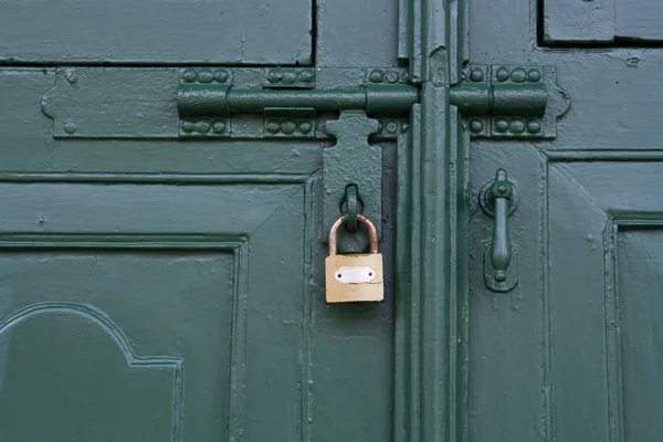Locked green door — Stock Photo, Image