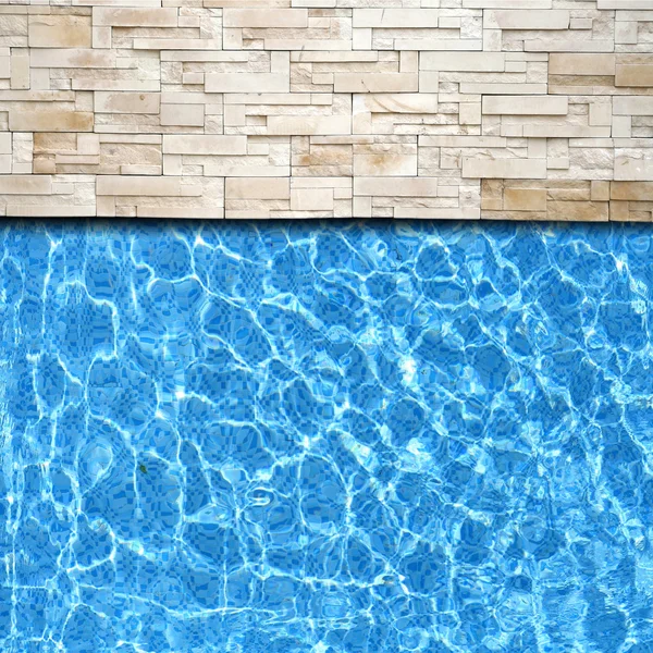 Moderne bakstenen stoep met zwembad rand achtergrond — Stockfoto