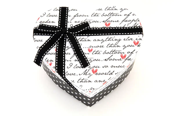 心的形状在孤立的黑色和白色节日礼品盒 — 图库照片