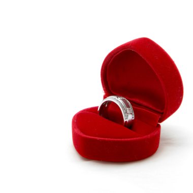 Kırmızı valvet kutusunda izole erkek elmas yüzük
