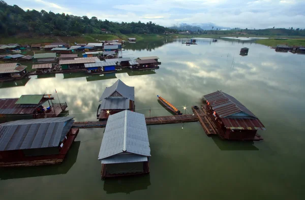 Village flottant à l'ouest de la Thaïlande — Photo