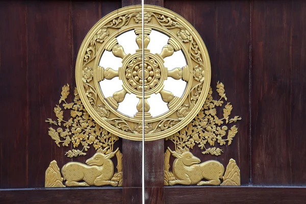 Porta de madeira estilo chinês com dourado ornamental em dragão templ — Fotografia de Stock