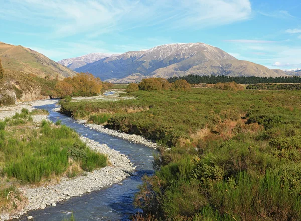 Sungai melengkung ke pegunungan Alpen Selatan di Celah Arthur Na — Stok Foto