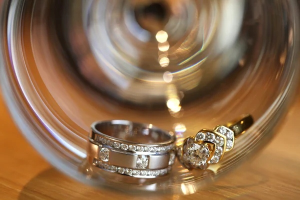 Couples of platinum diamond wedding rings — Stock Photo, Image