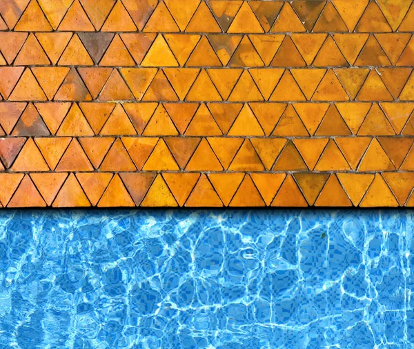 Driehoek stenen bestrating met zwembad achtergrond — Stockfoto