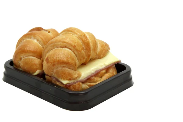 Zwei Schinken-Käse-Croissant in braunem Tablett — Stockfoto