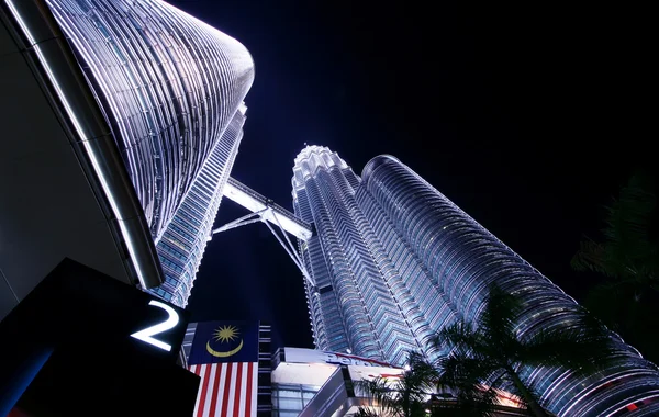 The twin towers shine at dusk — Stock Photo, Image