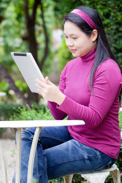 Frau benutzt Tablet — Stockfoto