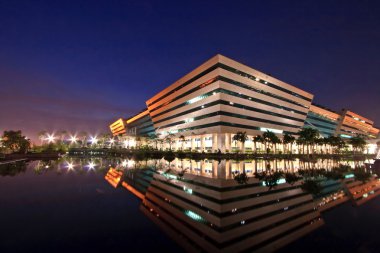 Bangkok-Eylül 25: Hükümet karmaşık yapı üzerinde Eylül 25.2010 Bangkok Bangkok Tayland gece karanlığında parlar. Hükümet kompleksi Chaen bulunan 34 hükümet birimleri vardır