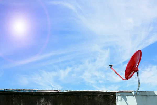 Isolado satélite vermelho no céu azul ensolarado — Fotografia de Stock