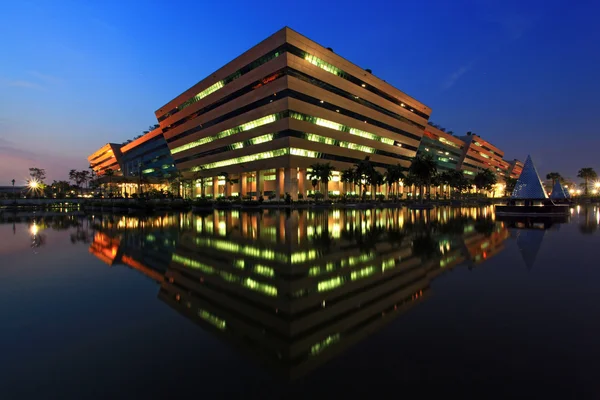 Bangkok DEC 20 : Le bâtiment du complexe gouvernemental brille au crépuscule à Ba — Photo