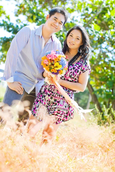 Beau couple debout ensemble sur les prairies d'automne — Photo