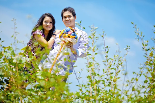 Retrato de parejas con hermosos prados — Foto de Stock