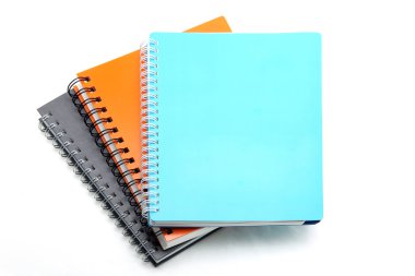 beyaz izole telli defter kitap yığını