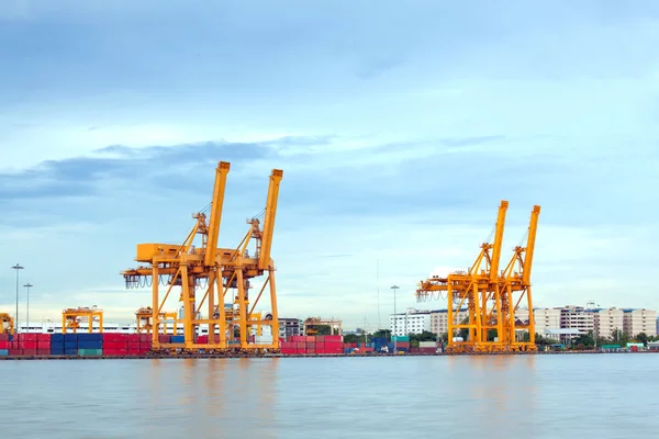 Porto di spedizione vuoto — Foto Stock