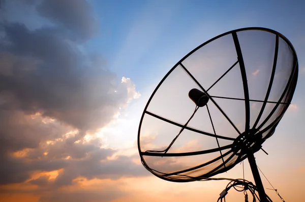 Antena parabólica de telecomunicações — Fotografia de Stock