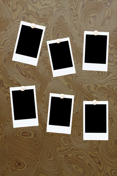 Sei cornici di polaroid bianche su fondo di legno — Foto Stock