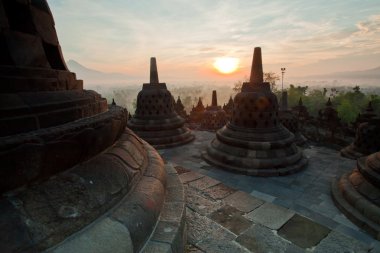 Borobudur Tapınağı sabah gündoğumu