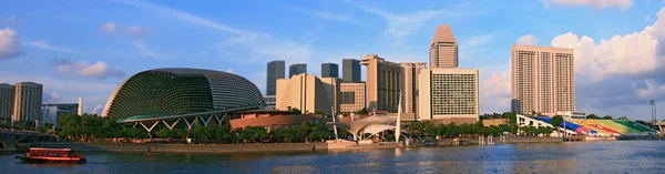 Panorama du paysage urbain gratte-ciel dans le quartier des affaires de Singapour — Photo