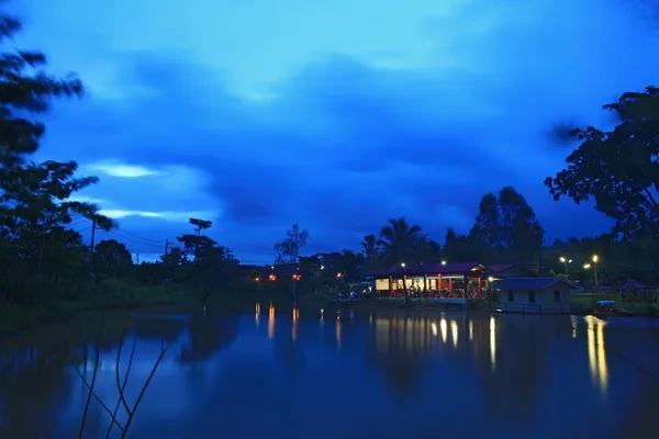 Building on the lake in dusk — Stock Photo, Image