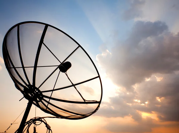 Antena parabólica sobre o céu por do sol — Fotografia de Stock