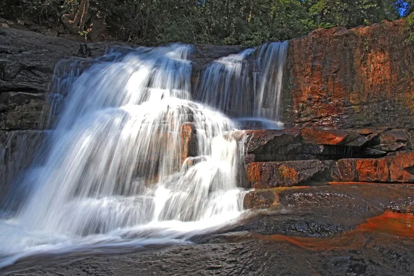 Gros plan de la cascade tropicale Tadtone dans la forêt tropicale de Chaiyaph — Photo