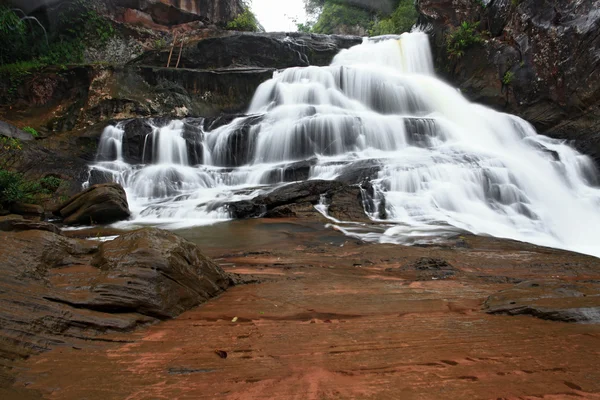 Cascata tropicale della foresta pluviale — Foto Stock