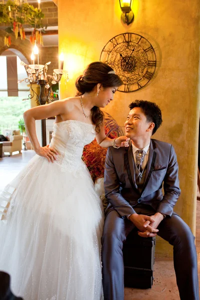 Felicità coppie appena sposate — Foto Stock