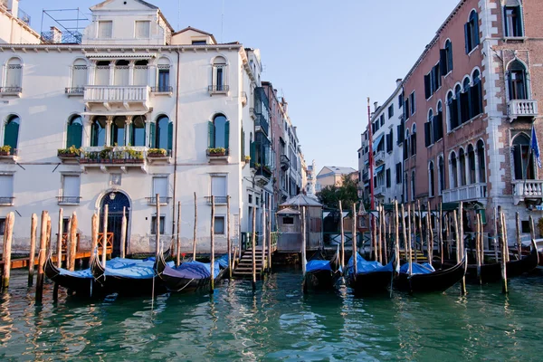 Goldola boot parking voor het gebouw in grand canal Venetië — Stockfoto