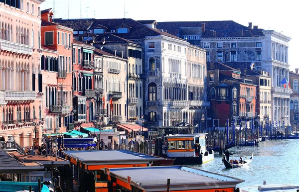 Ταξίδι στη Βενετία από γέφυρα railto, μεγάλο κανάλι — Φωτογραφία Αρχείου