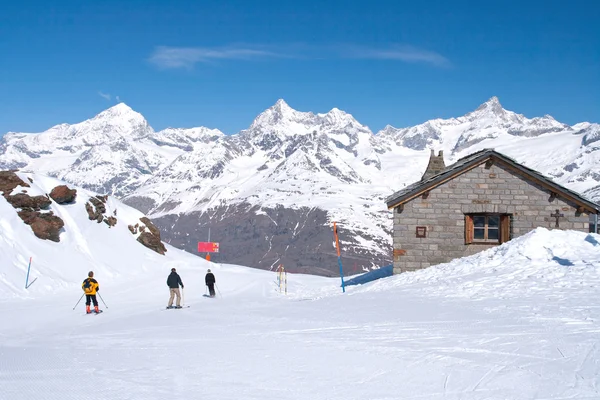 Skidåkare kurs matterhorn — Stockfoto