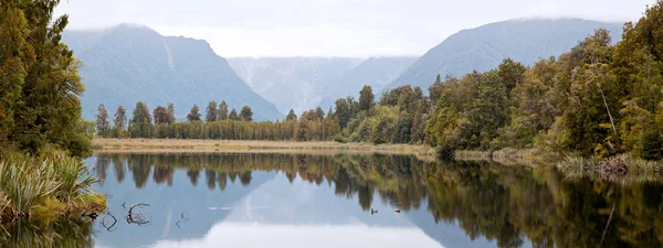 Göl matheson ile bulutlu gökyüzü Yeni Zelanda — Stok fotoğraf