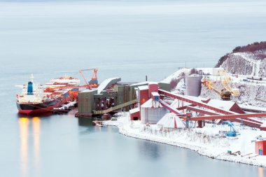 yük gemisi demir cevheri madeni rafineri fabrikası