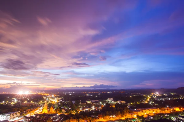 Stadsbilden solnedgång himlen — Stockfoto