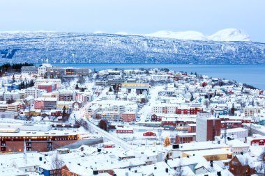 Norveç Narvik cityscape, alacakaranlıkta