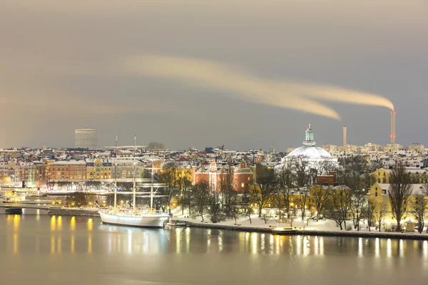 Stockholm skyline stadsgezicht nachts — Stockfoto