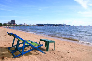 iki sandalye ve pattaya City sahilde tablo