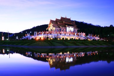 royal pavilion yansıması olarak alacakaranlıkta