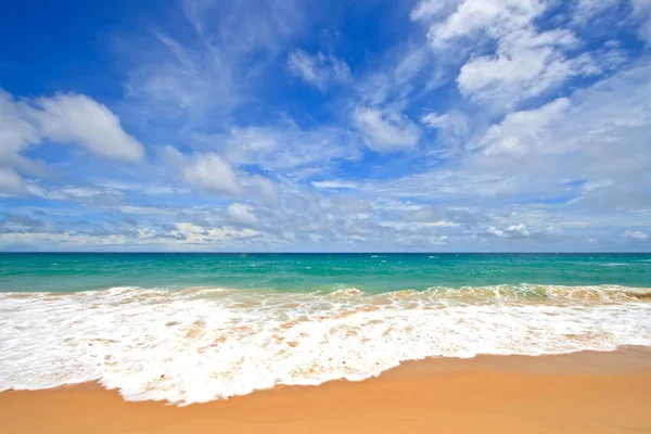 Rimpel op wit zand strand met perfecte zonnige hemel — Stockfoto