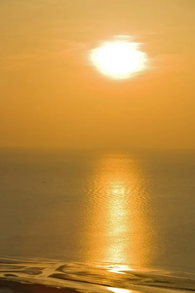 Salida del sol desde el punto de vista montañés de la playa de Huahin — Foto de Stock