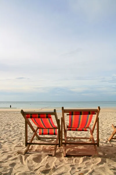 Pareja silla playa en la playa — Foto de Stock